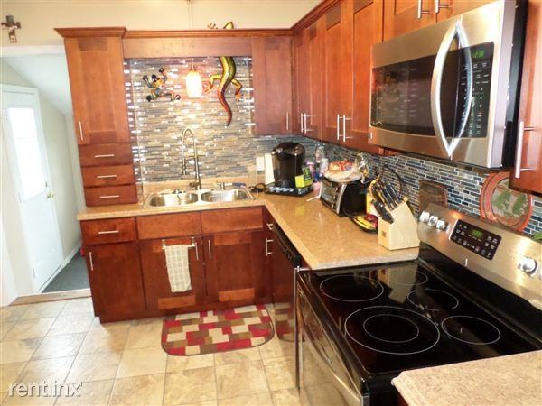 309 W Kingsbury - Photo 2 of 5