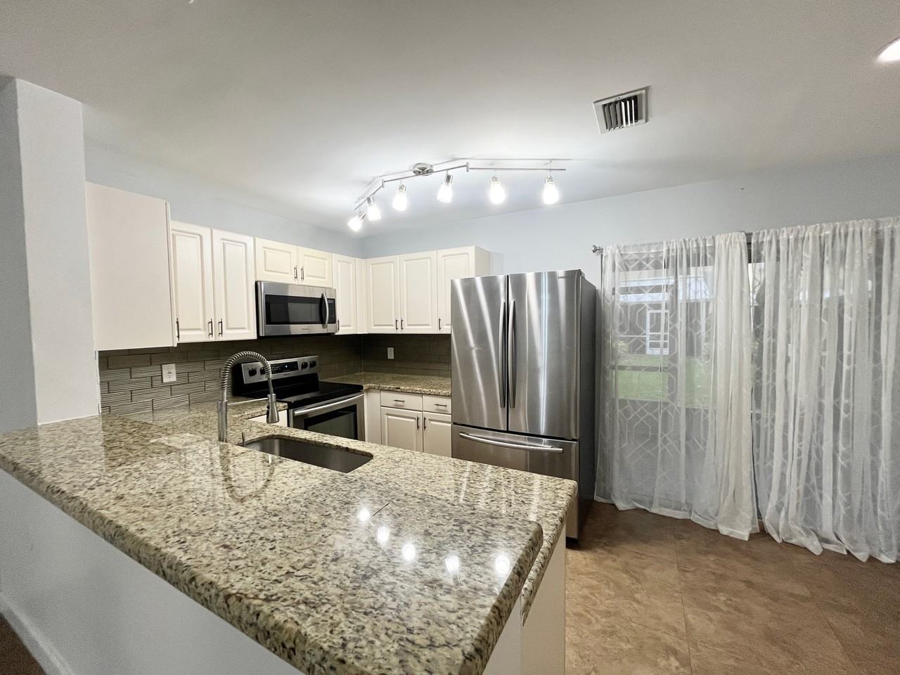 2904 Belmont Ln #2904 - Photo 2 of 10