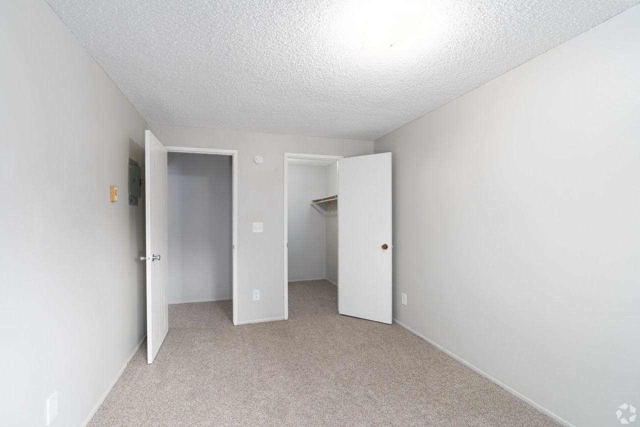Rosewood Club Apts - Photo 7 of 8