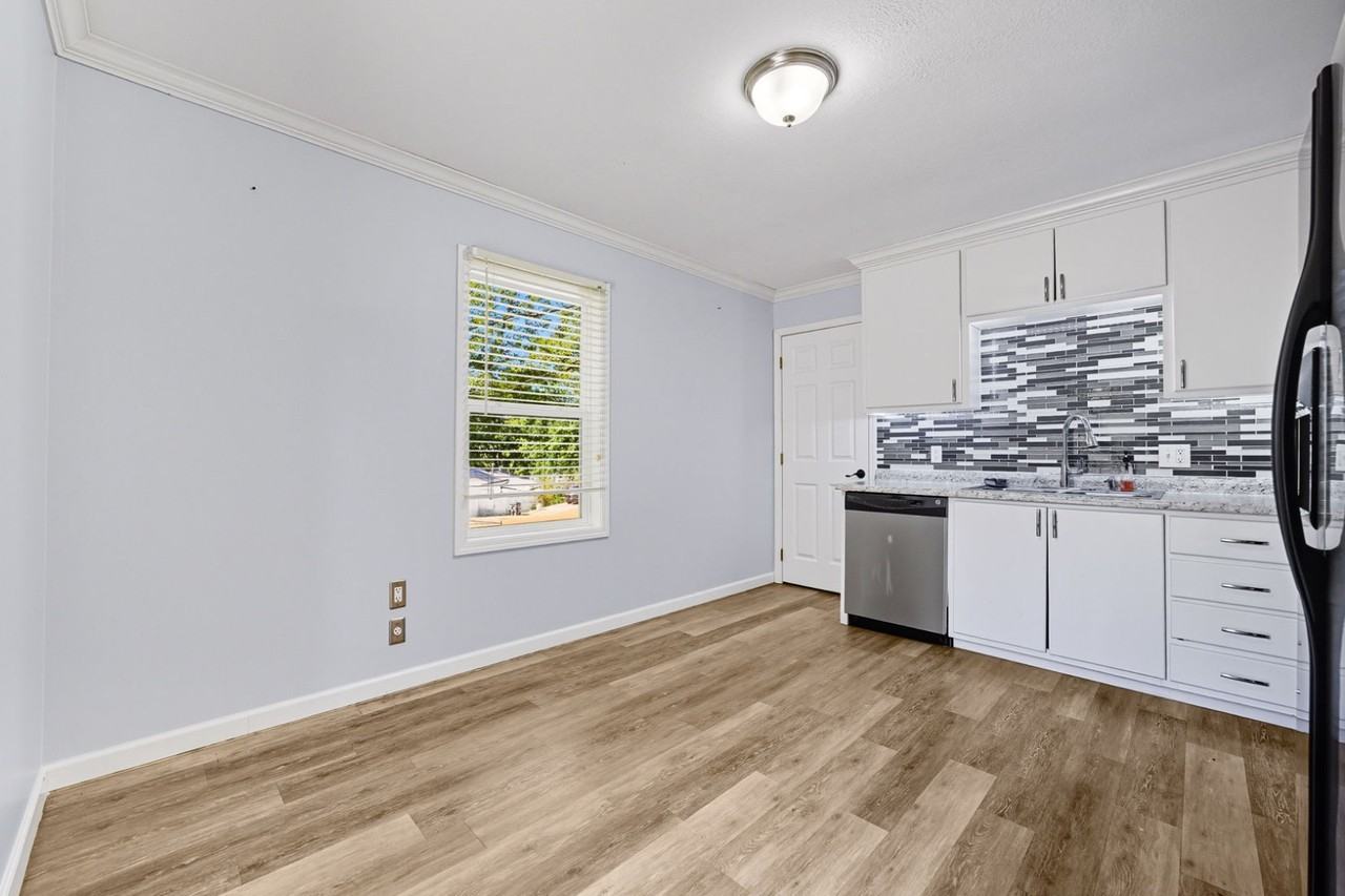 455 Lakeview Dr - Photo 2 of 20