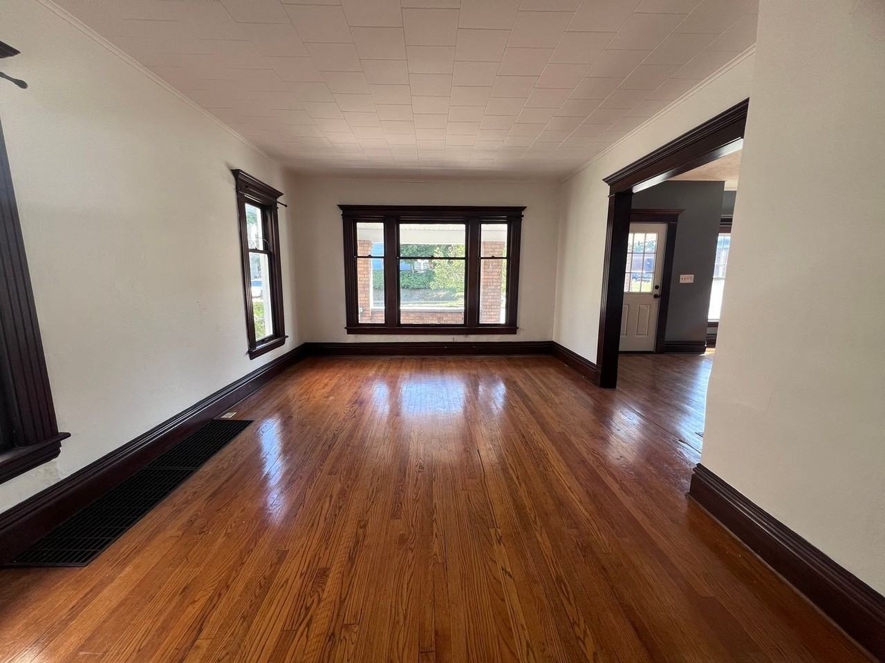 425 Fuller Ave Se - Photo 4 of 50