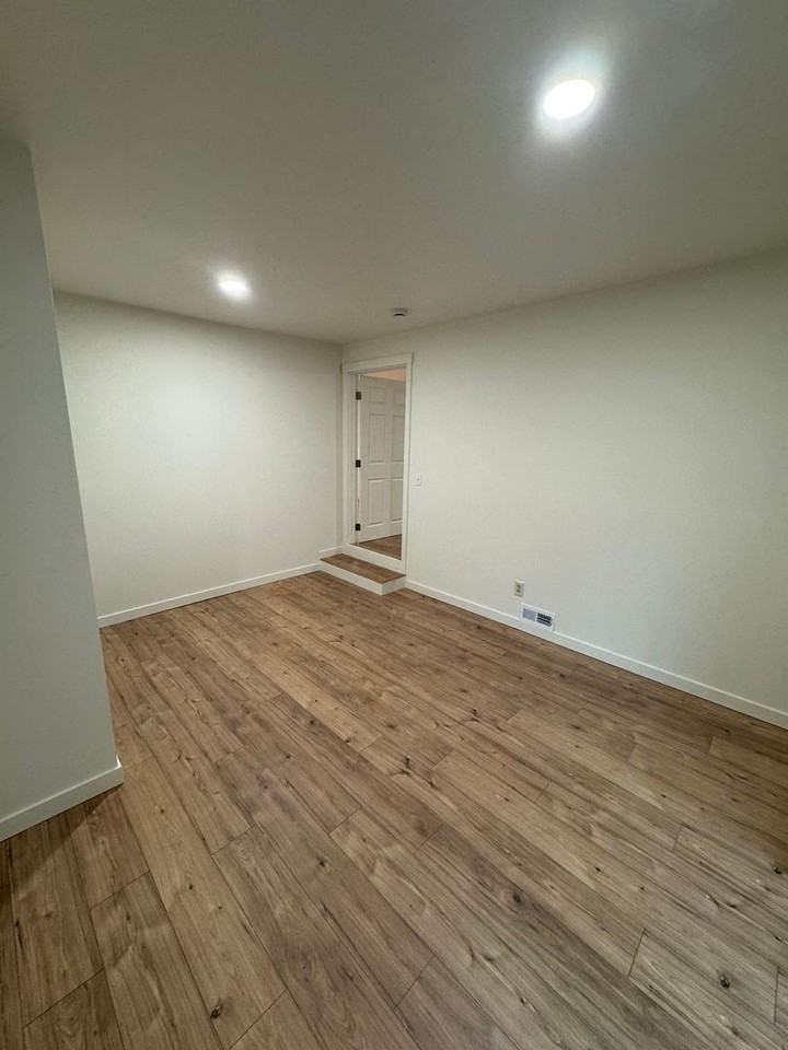 2490 Nw 25th St - Photo 7 of 34