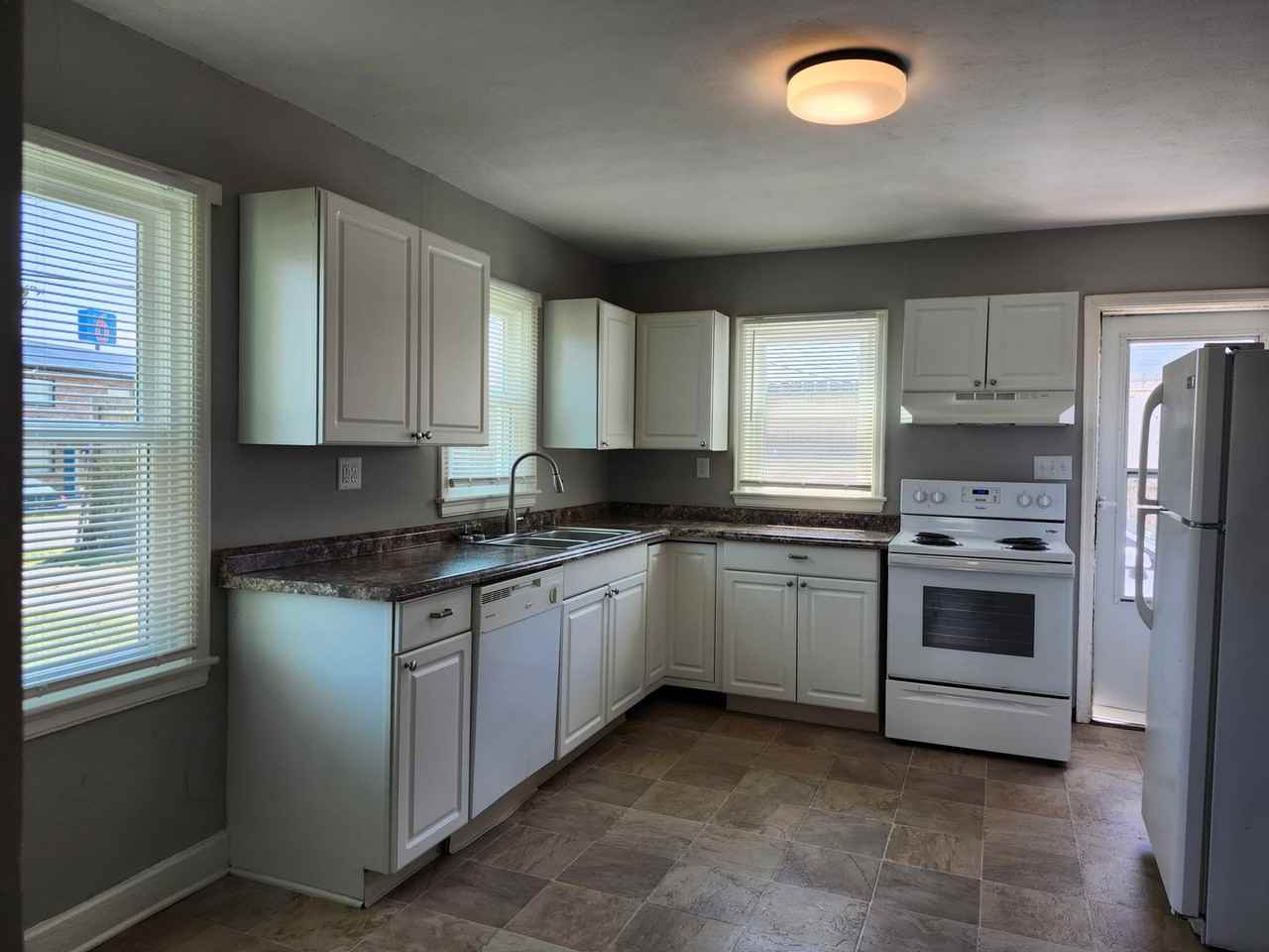 1415 Wright St - Photo 2 of 12