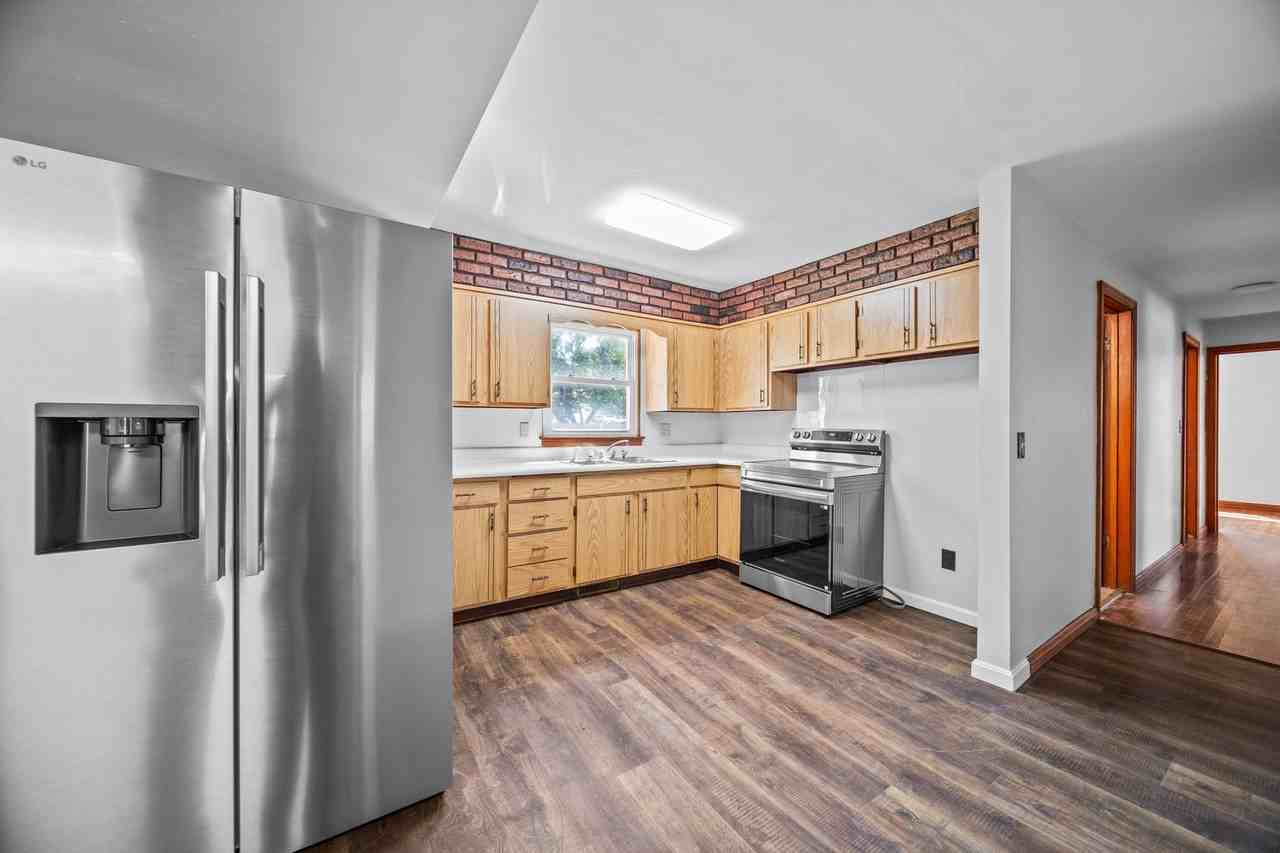 2259 E 38th St - Photo 3 of 34