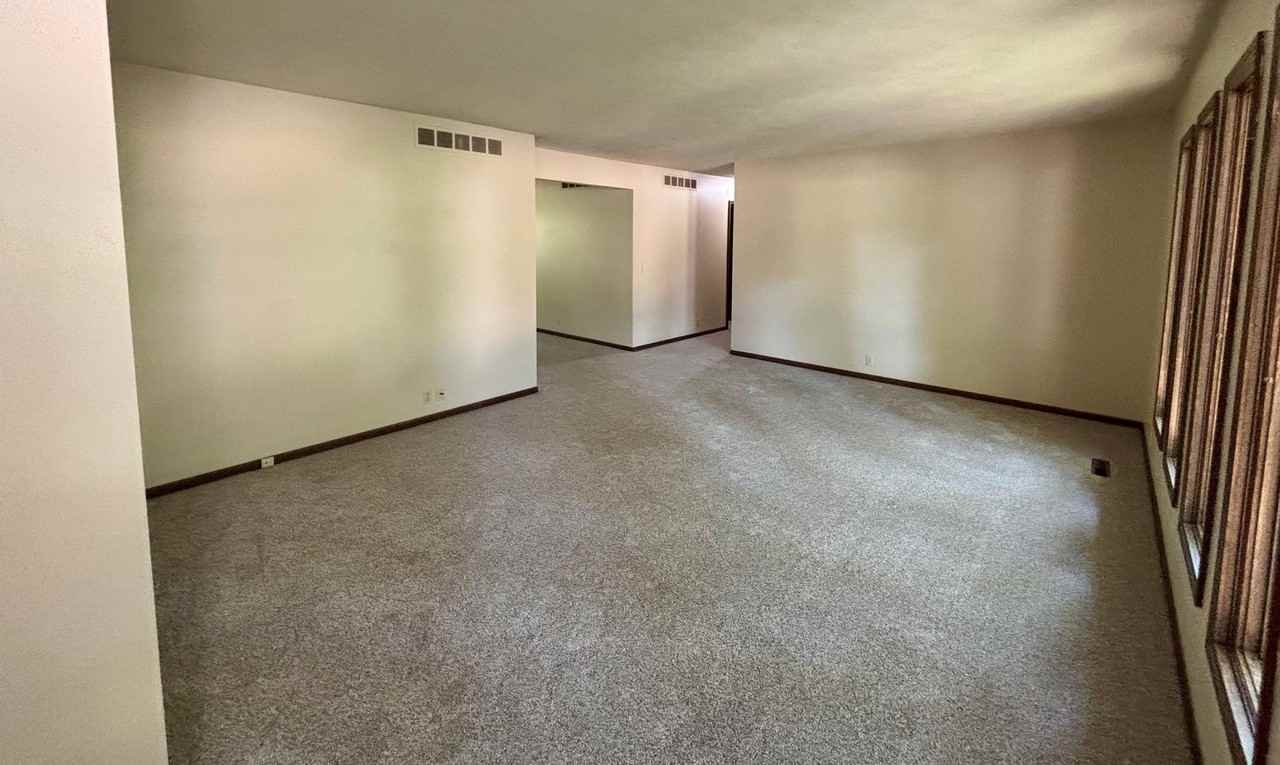 1405 Westwind Dr - Photo 2 of 13