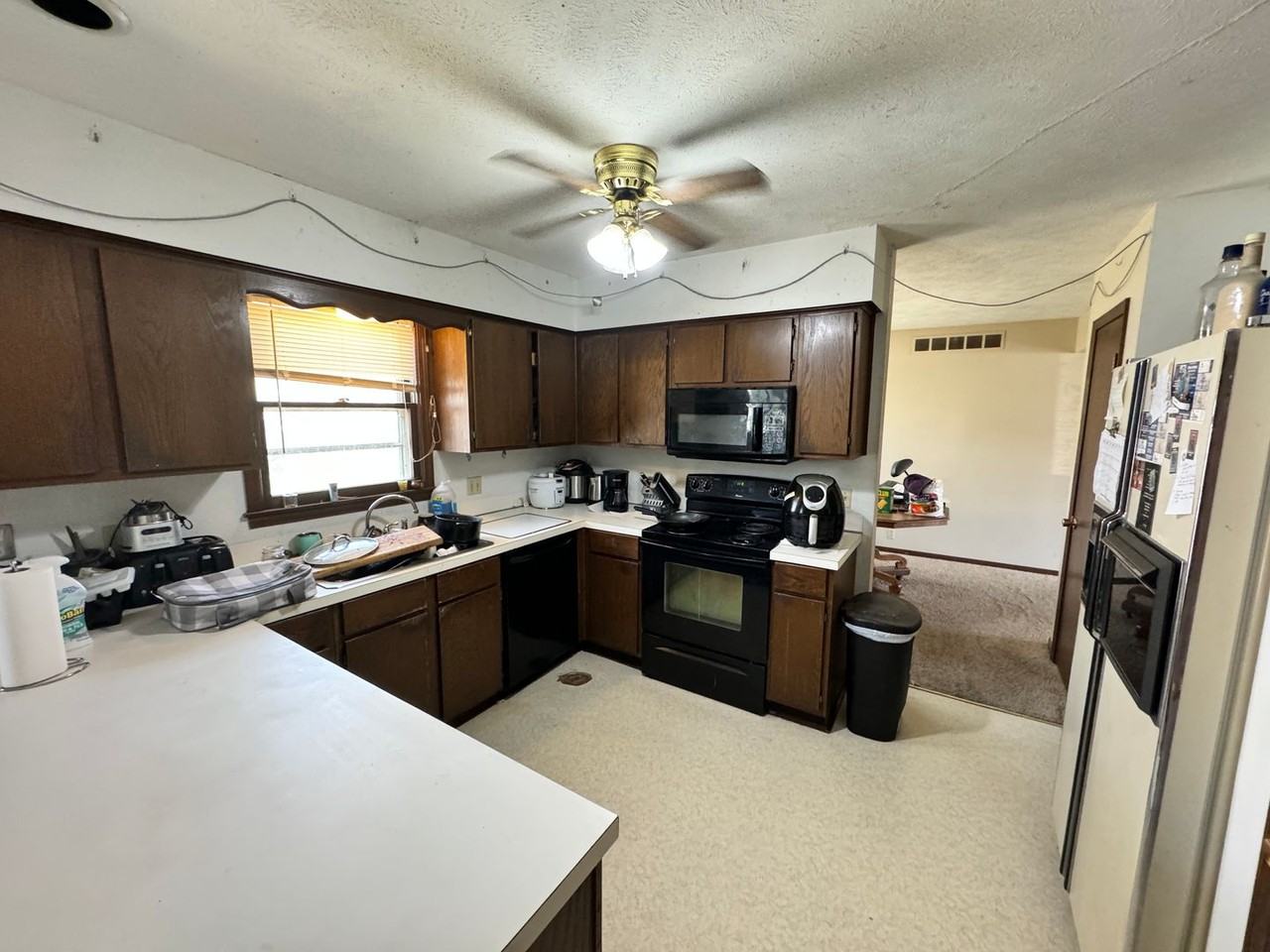1405 Westwind Dr - Photo 3 of 13