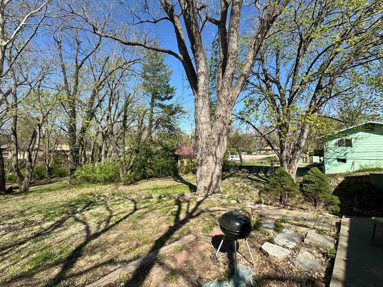 1405 Westwind Dr - Photo 6 of 13