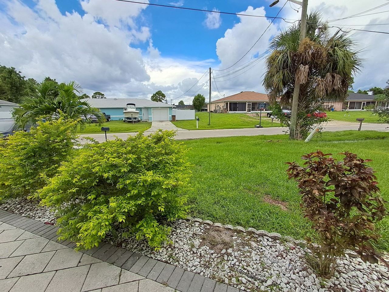 213 Hightower Avenue South - Photo 3 of 17