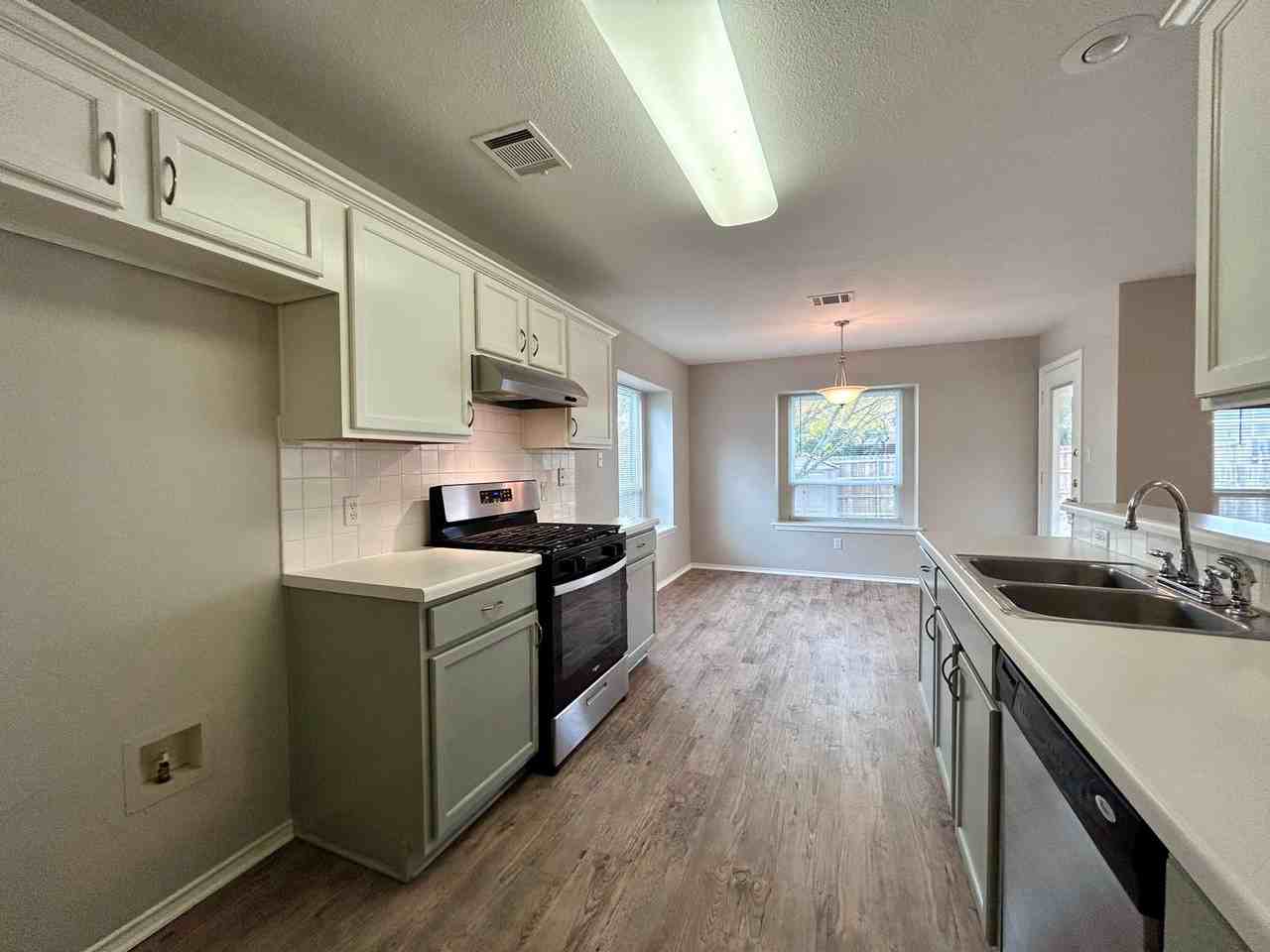 1104 Dora's Drive - Photo 6 of 29