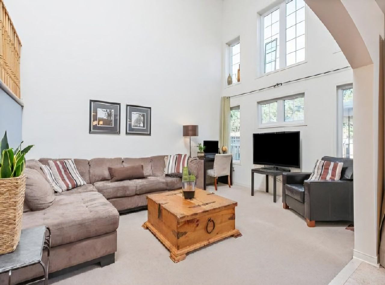 26 Mistycreek Crescent - Photo 3 of 18