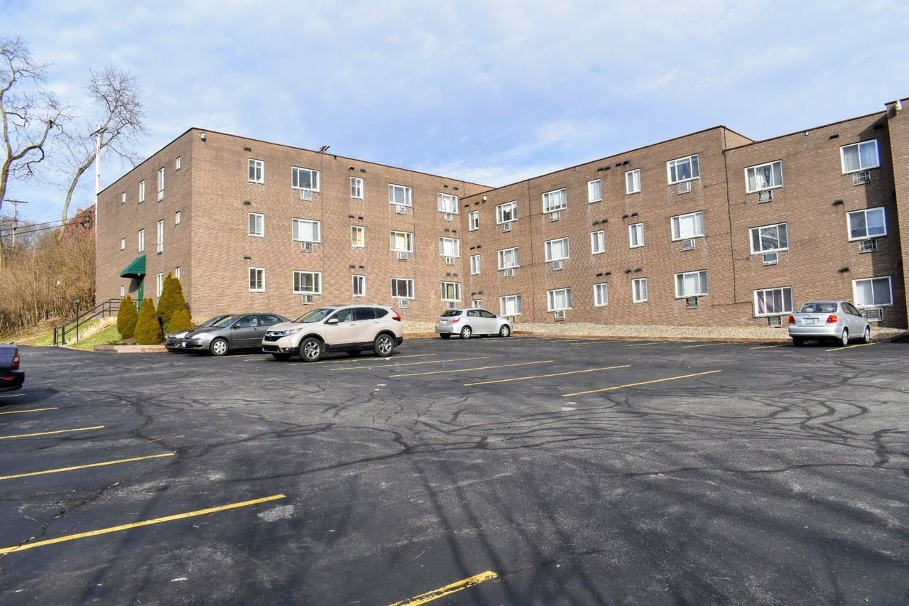 Brett Manor - Photo 7 of 29