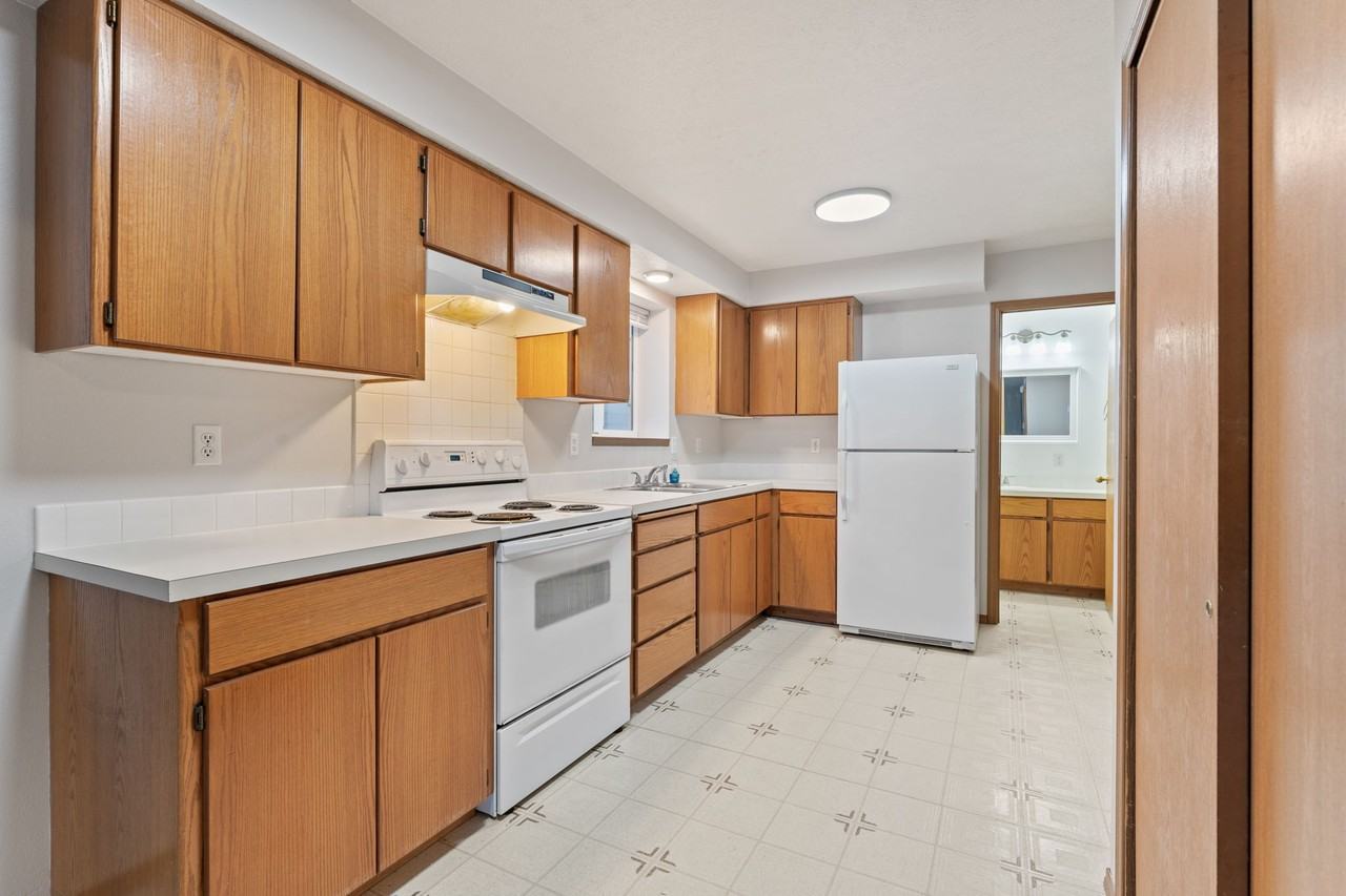 105 W 3rd St #1 - Photo 4 of 13