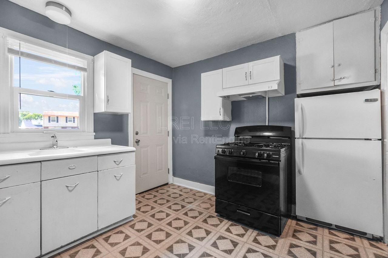 1443 S 32nd St #2 - Photo 3 of 7