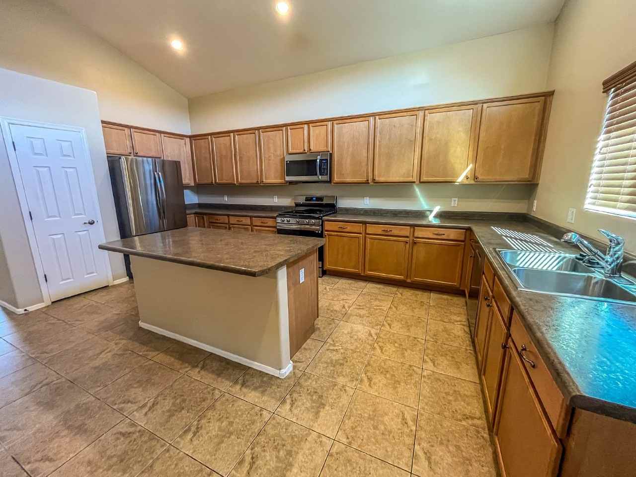 853 W Calle Barbitas - Photo 6 of 39