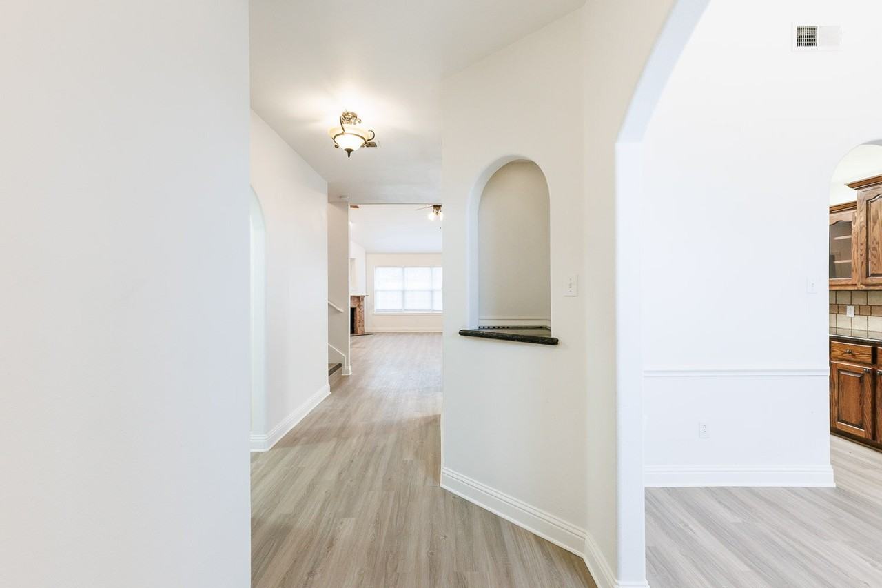 5908 95th St - Photo 3 of 45