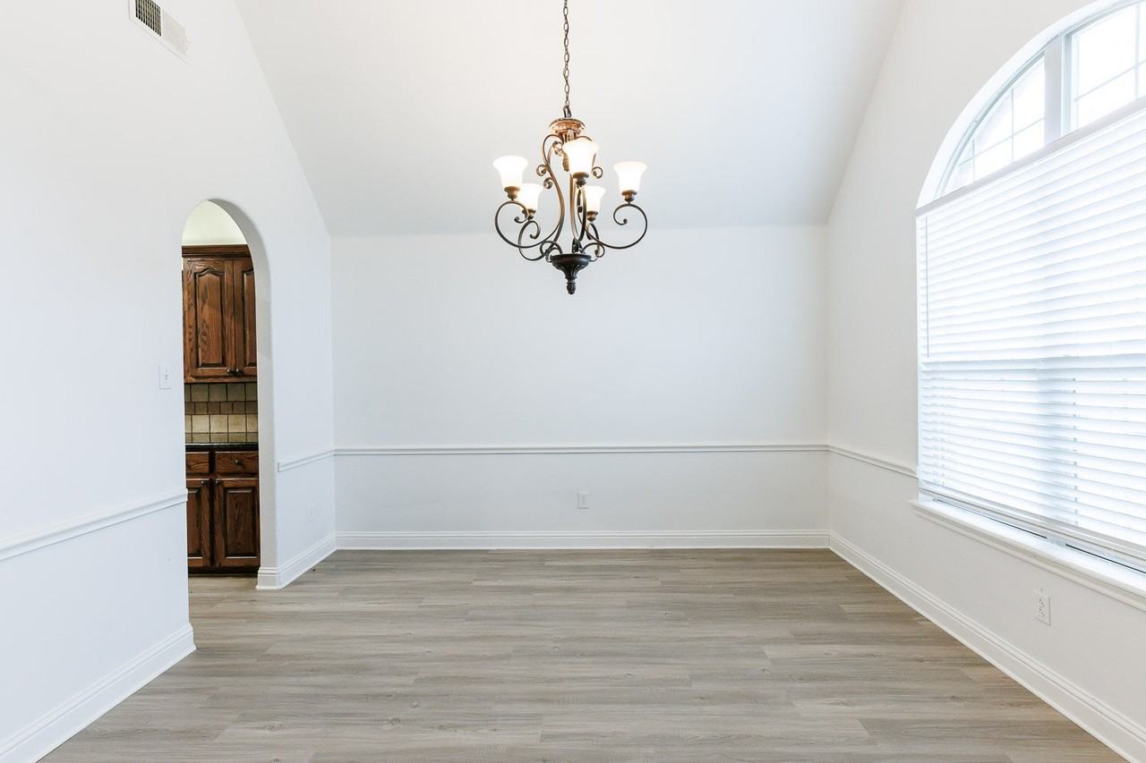 5908 95th St - Photo 5 of 45