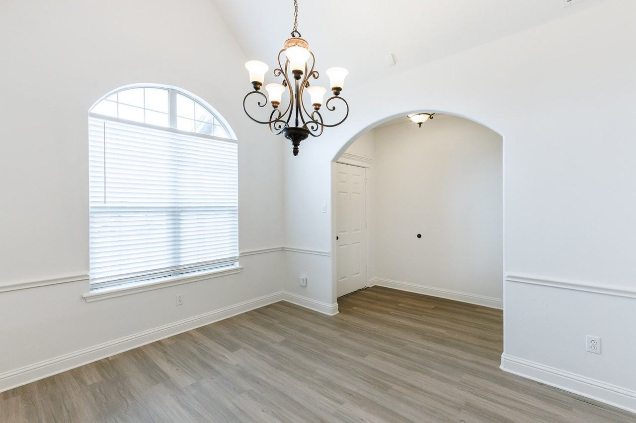 5908 95th St - Photo 6 of 45