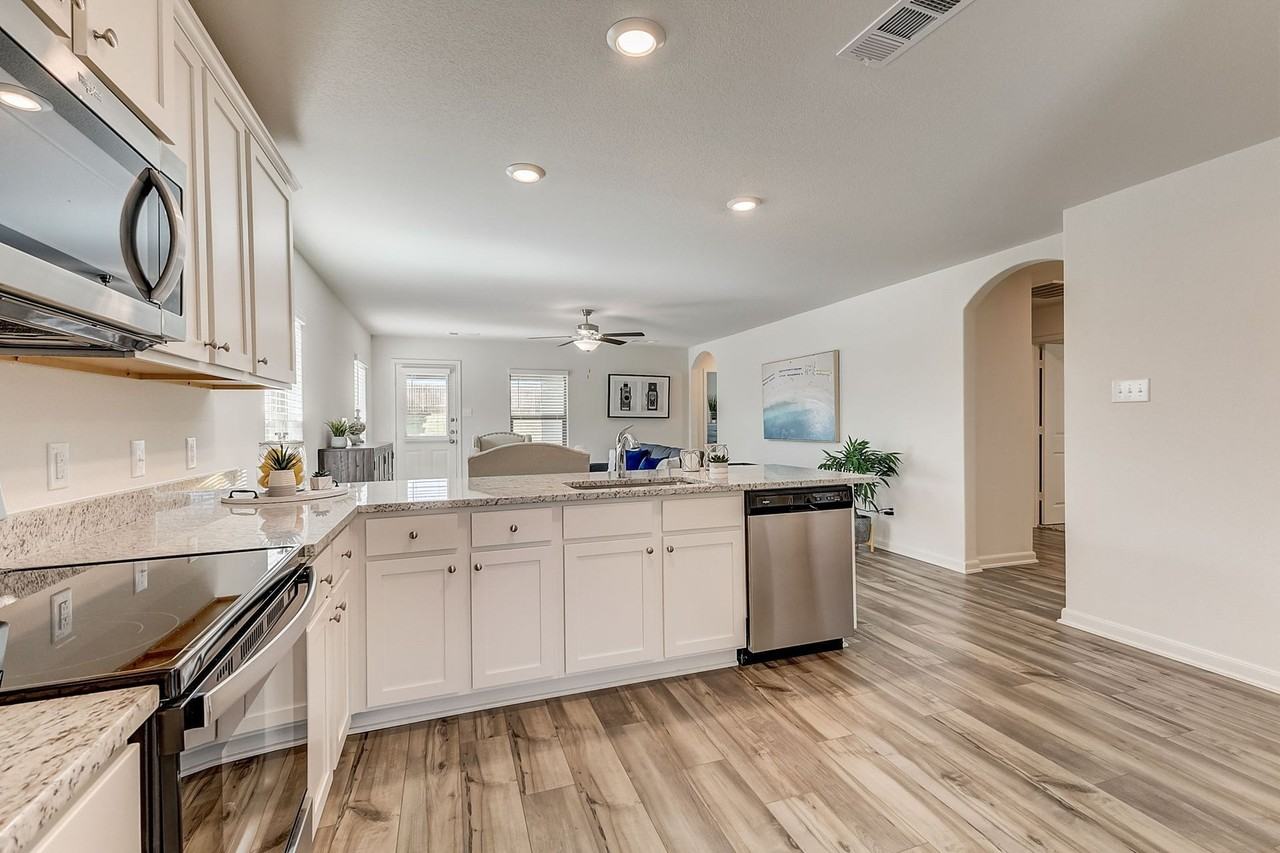 425 Beall St - Photo 7 of 24