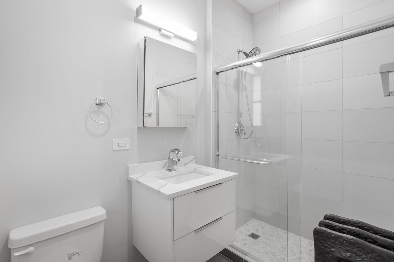 7427 N Clark St #3 - Photo 6 of 14