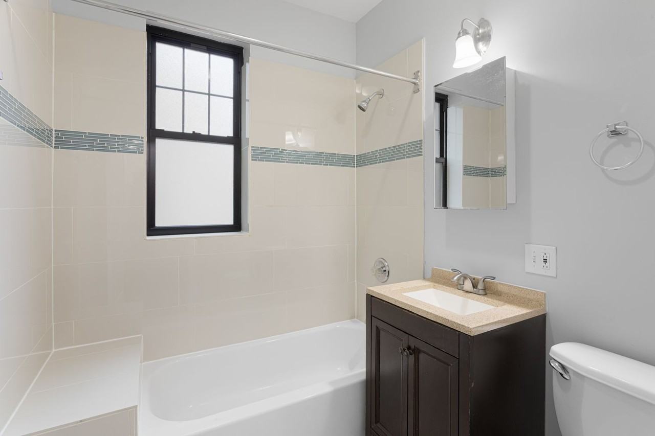 7702 N Marshfield Ave #1 - Photo 5 of 11