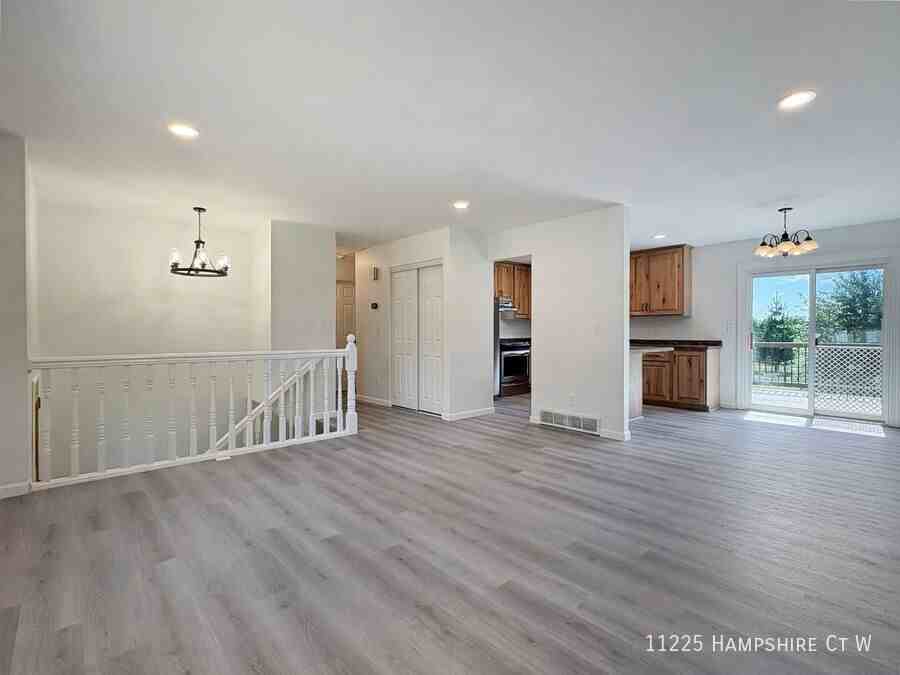 11225 Hampshire Ct W - Photo 3 of 40