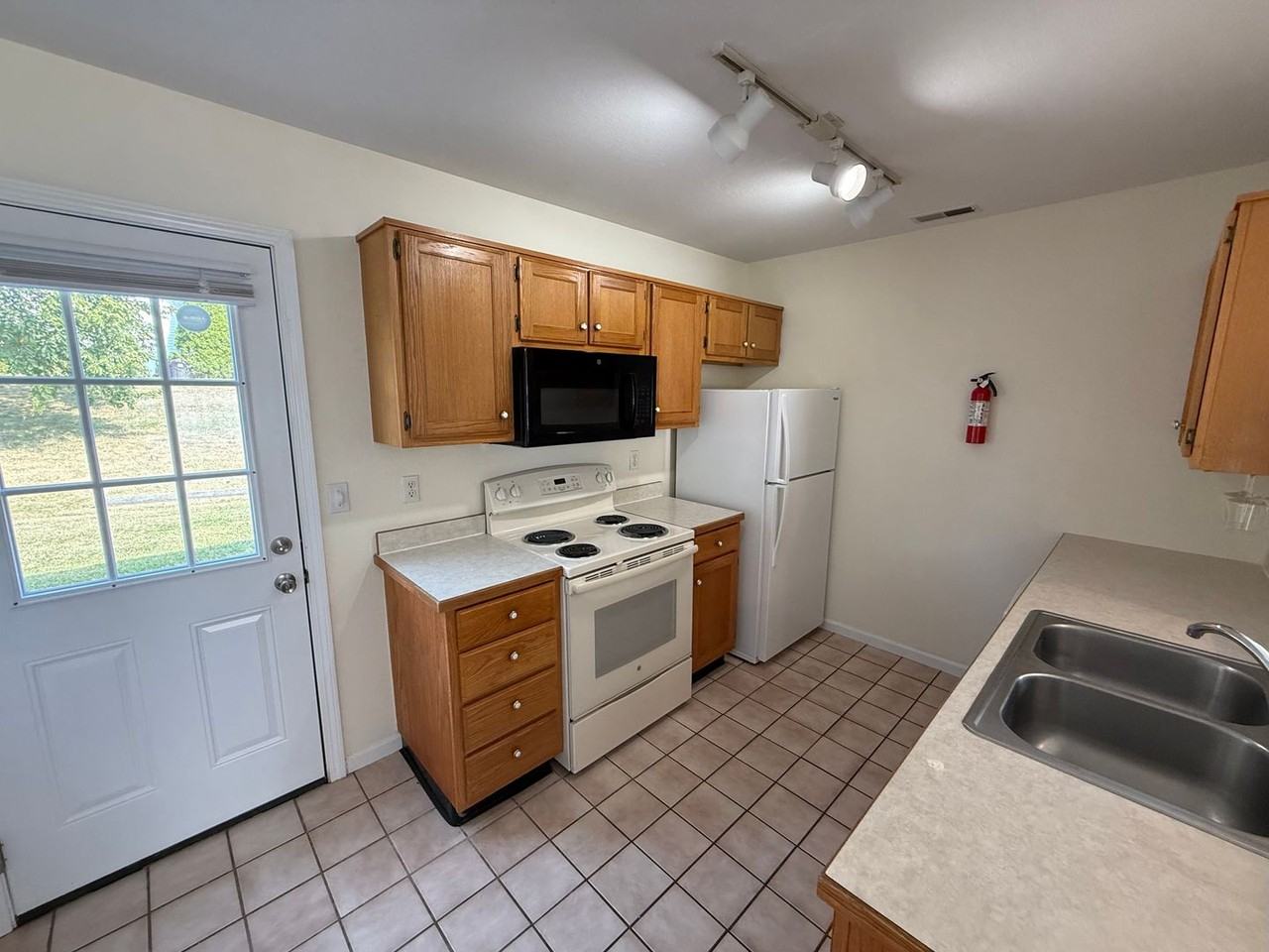 1326 N Frideriki Dr - Photo 6 of 27