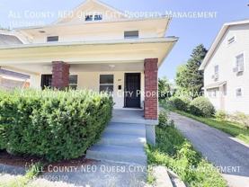 221 W Parkwood Dr - Photo 1 of 1