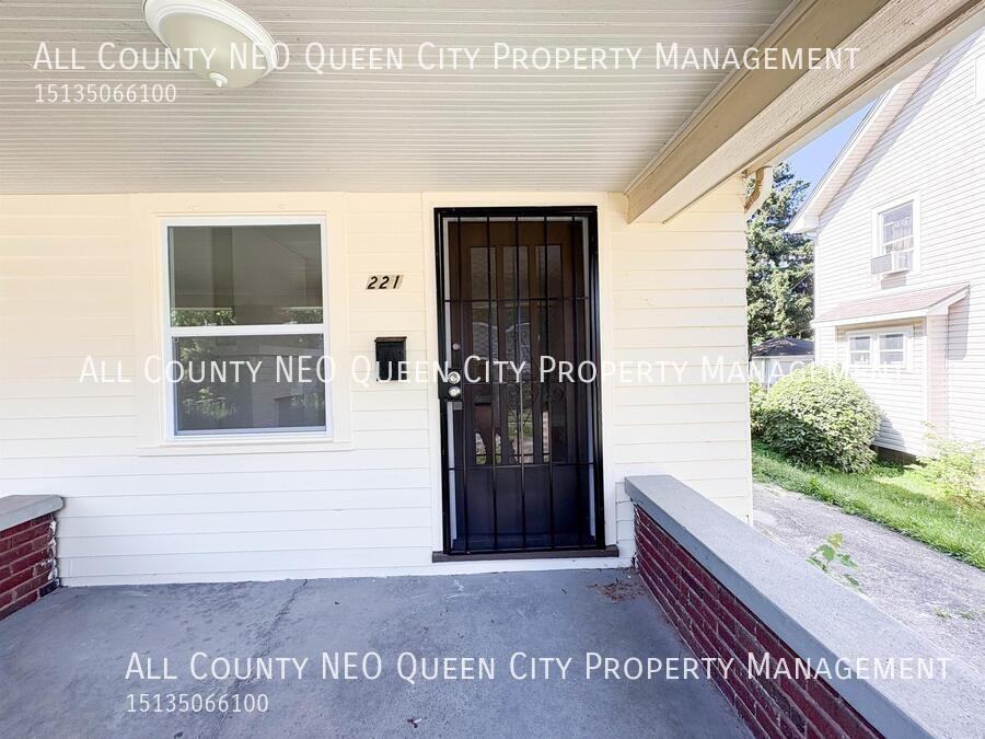 221 West Parkwood Drive - Photo 3 of 21