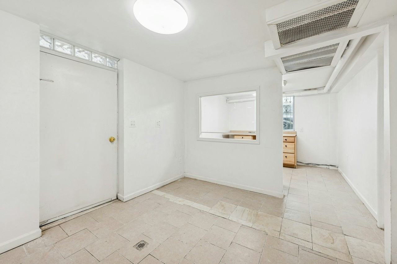 1549 Selwyn Ave - Photo 3 of 12