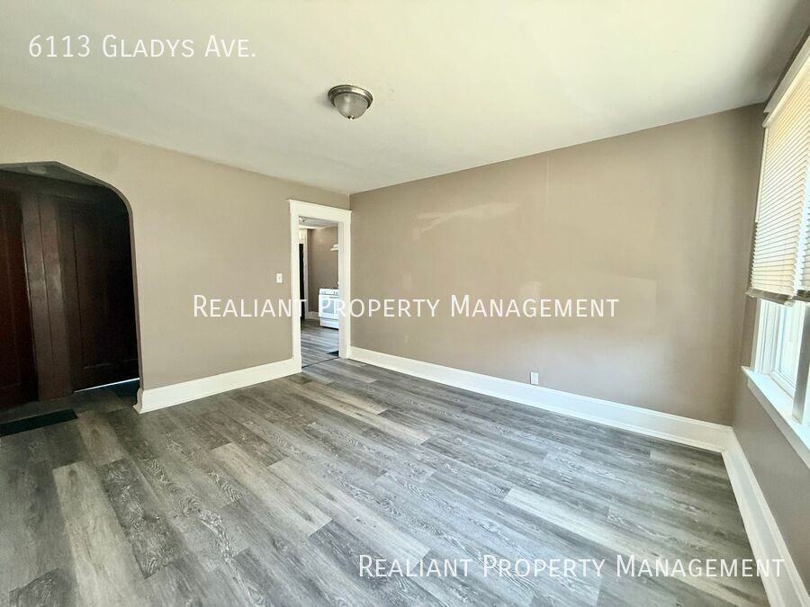 6113 Gladys Ave - Photo 4 of 9
