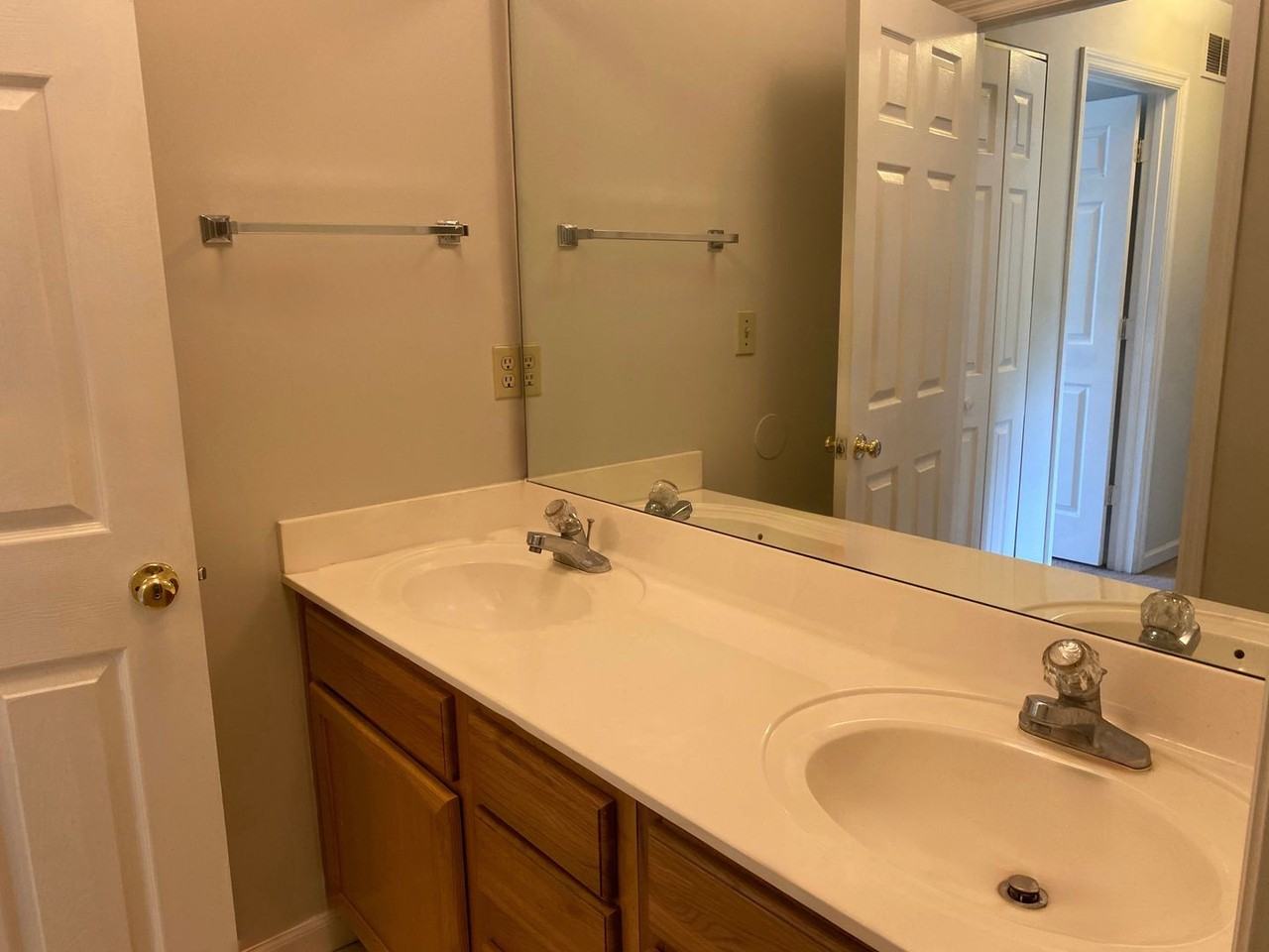 417 Oldham Ave - Photo 7 of 17