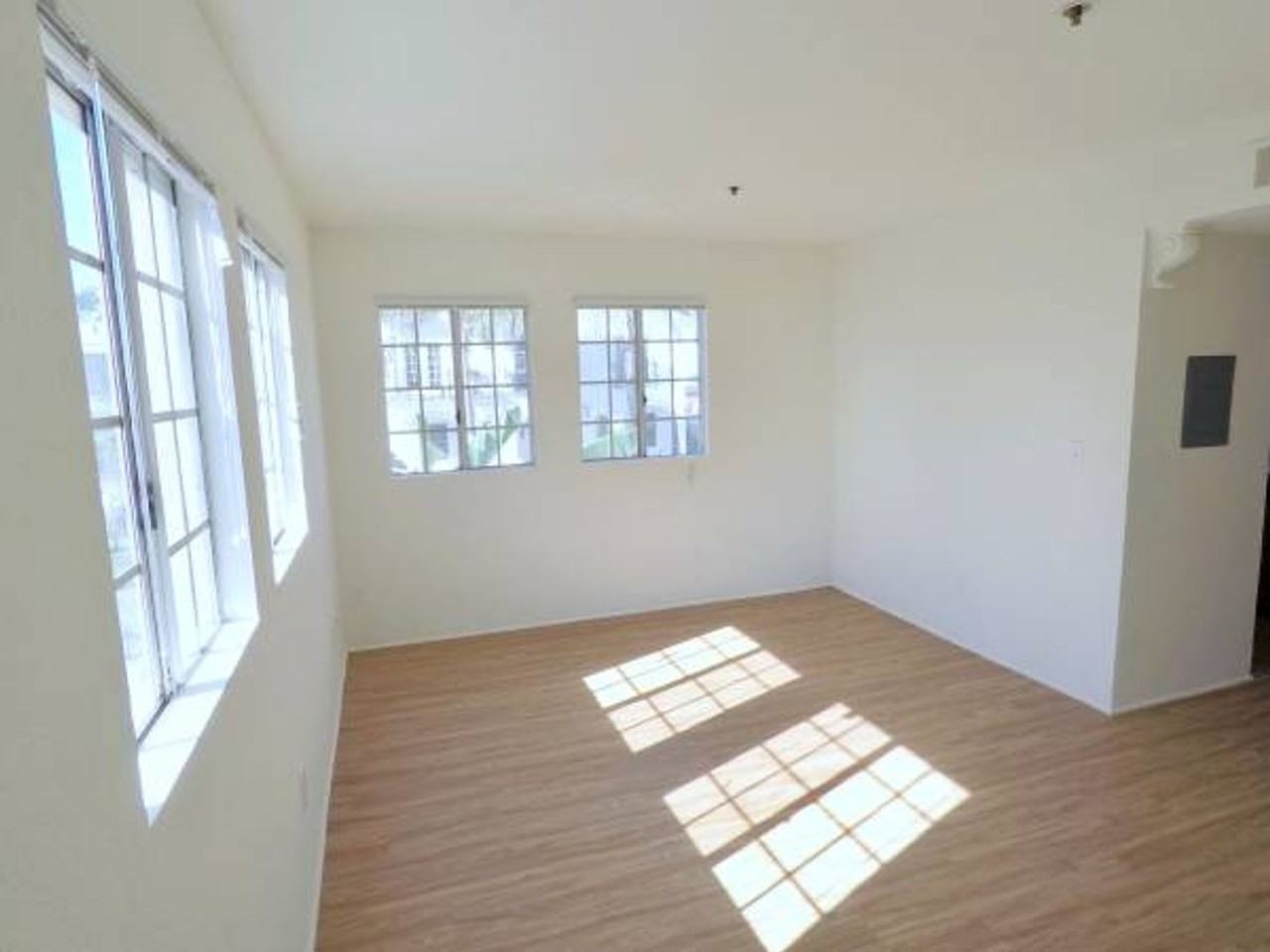 1460 N. Mansfield Ave - Photo 2 of 10