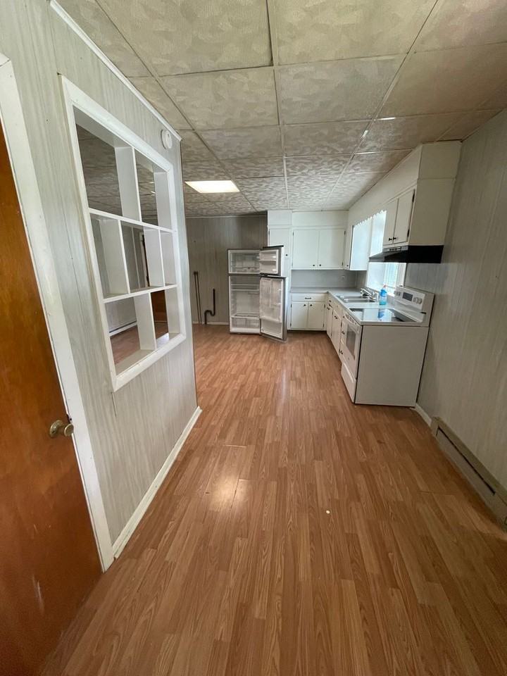 202 Memorial Blvd - Photo 2 of 9