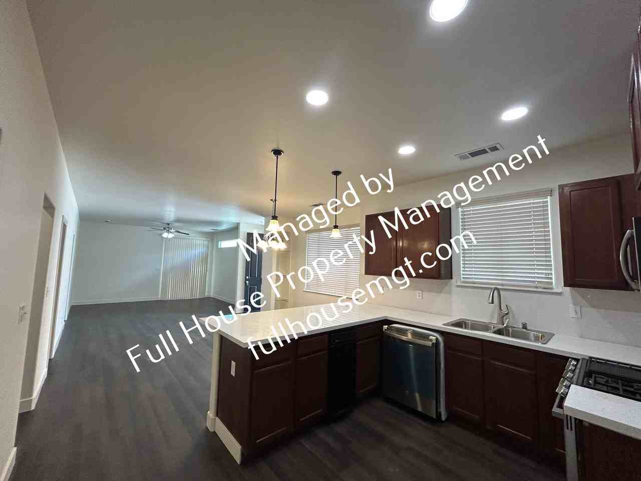 1921 W Roby Ave - Photo 3 of 15