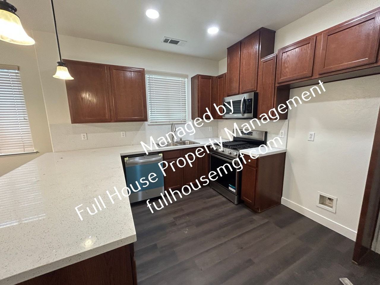 1921 W Roby Ave - Photo 4 of 15