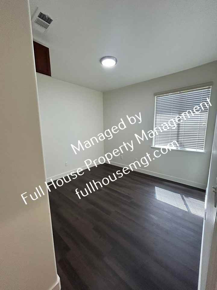 1921 W Roby Ave - Photo 5 of 15