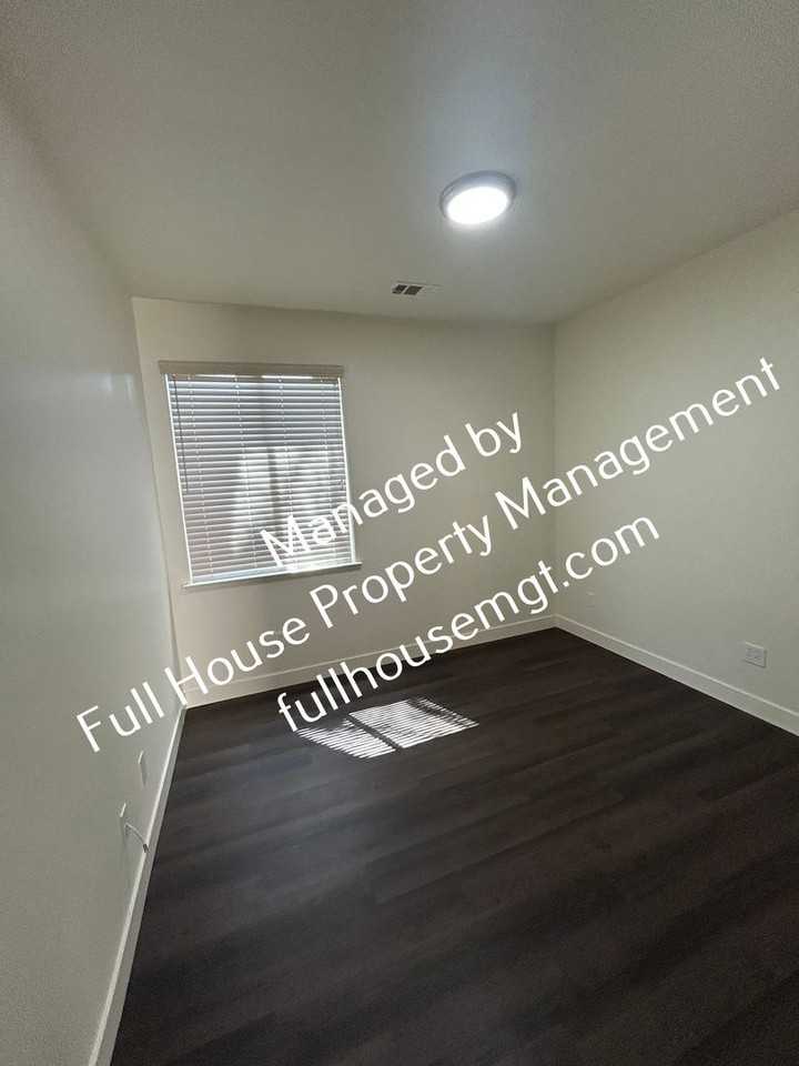 1921 W Roby Ave - Photo 7 of 15