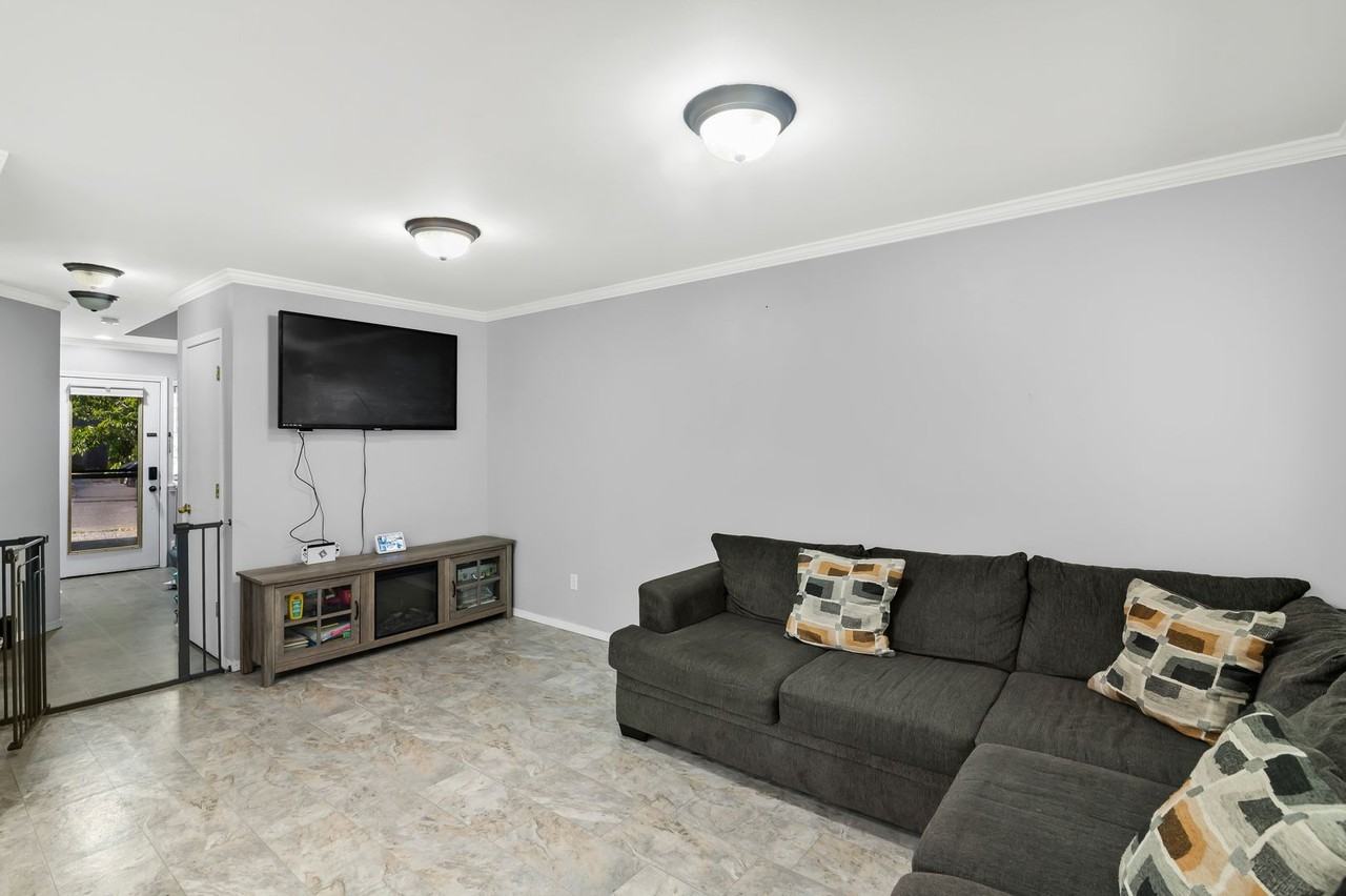 3100 Rosewood St - Photo 3 of 31