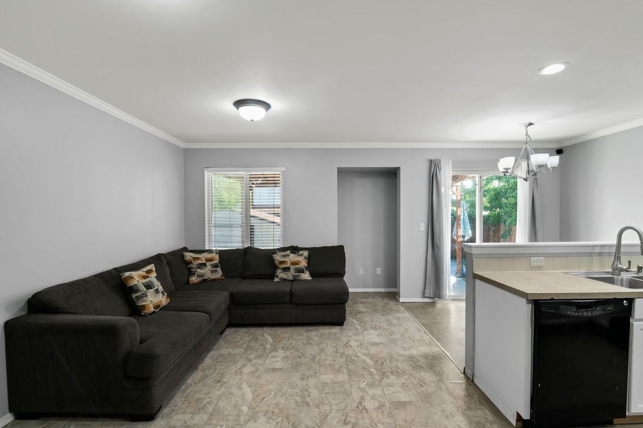 3100 Rosewood St - Photo 4 of 31