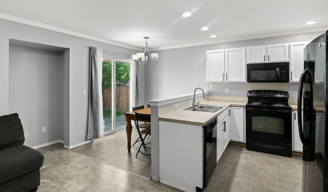 3100 Rosewood St - Photo 5 of 31