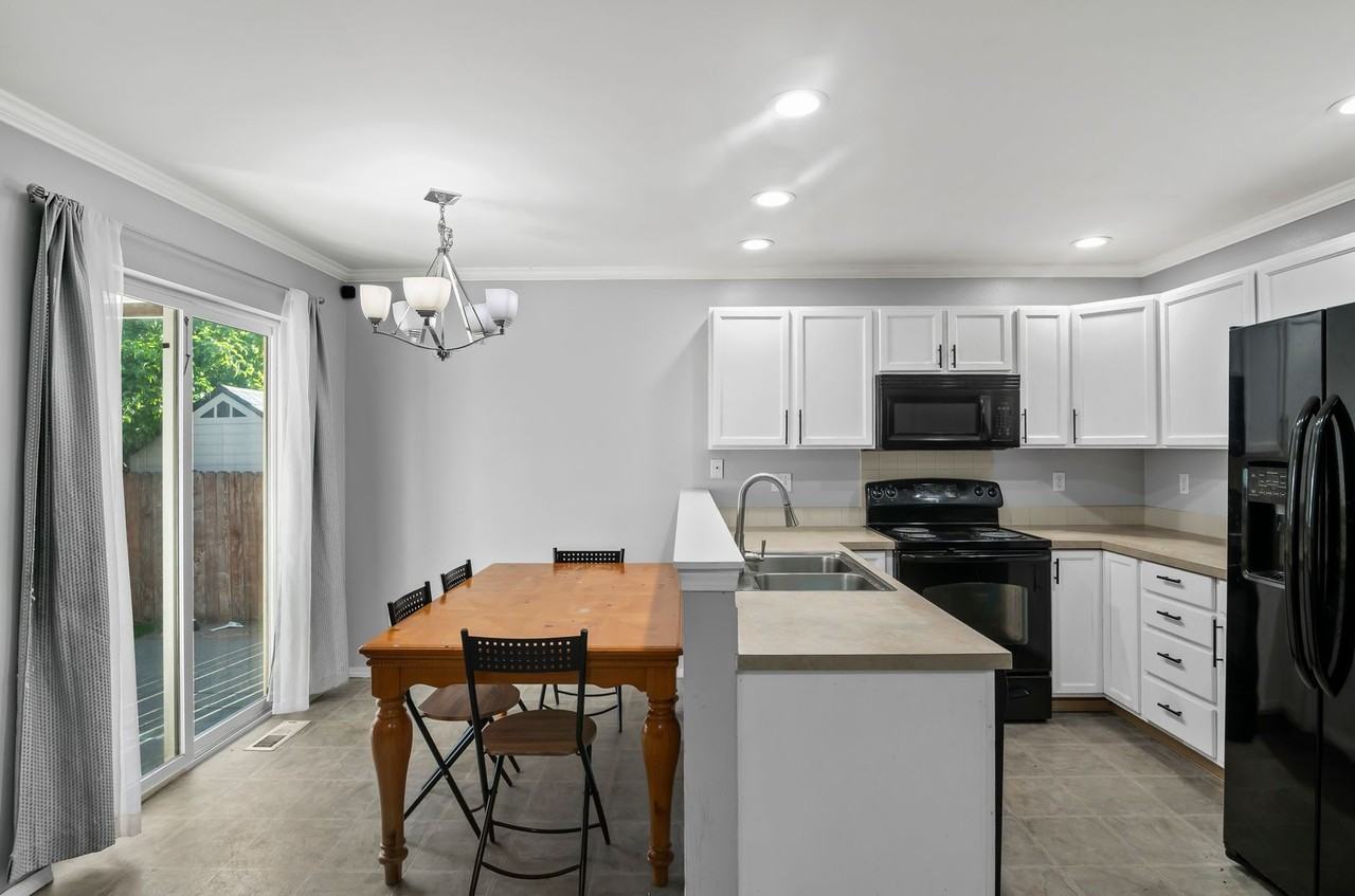 3100 Rosewood St - Photo 7 of 31