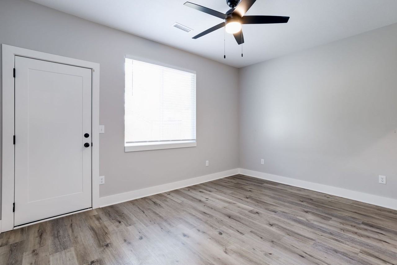 224 S Anna St - Photo 3 of 11