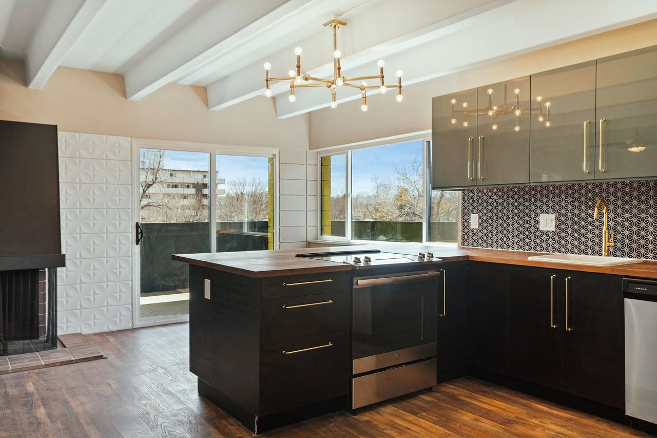 Black Swan - Photo 6 of 39