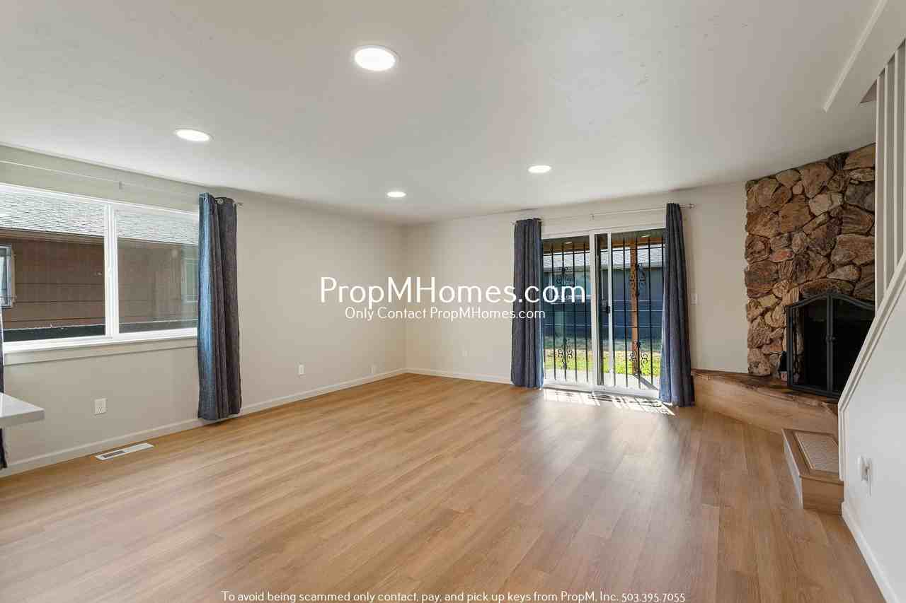 3717 Ne Mallory Ave - Photo 3 of 24