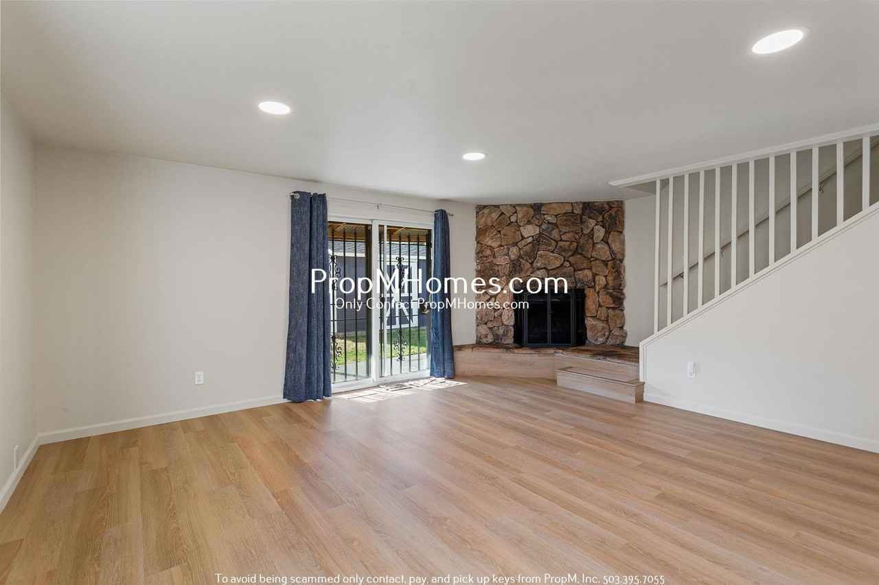 3717 Ne Mallory Ave - Photo 4 of 24