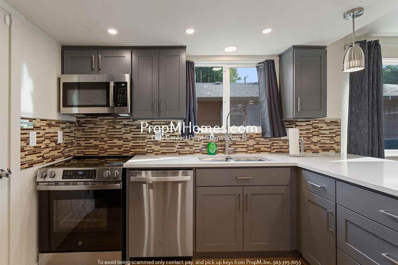 3717 Ne Mallory Ave - Photo 7 of 24