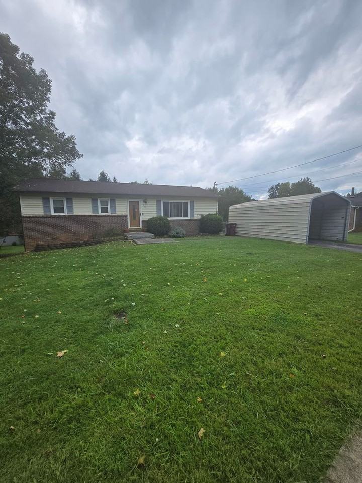 1301 Cobblestone Ct - Photo 2 of 23