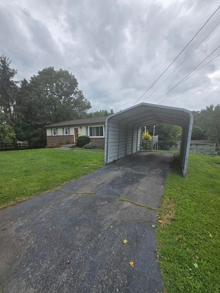 1301 Cobblestone Ct - Photo 3 of 23