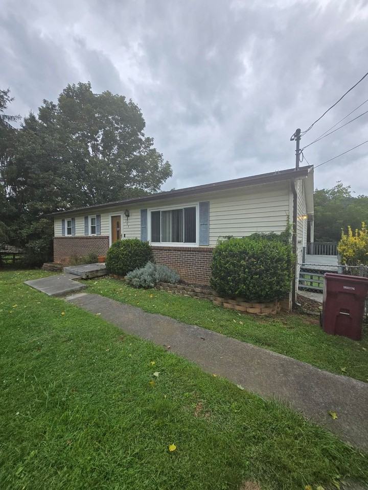 1301 Cobblestone Ct - Photo 4 of 23