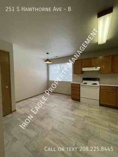 251 S Hawthorne Ave #B - Photo 3 of 8
